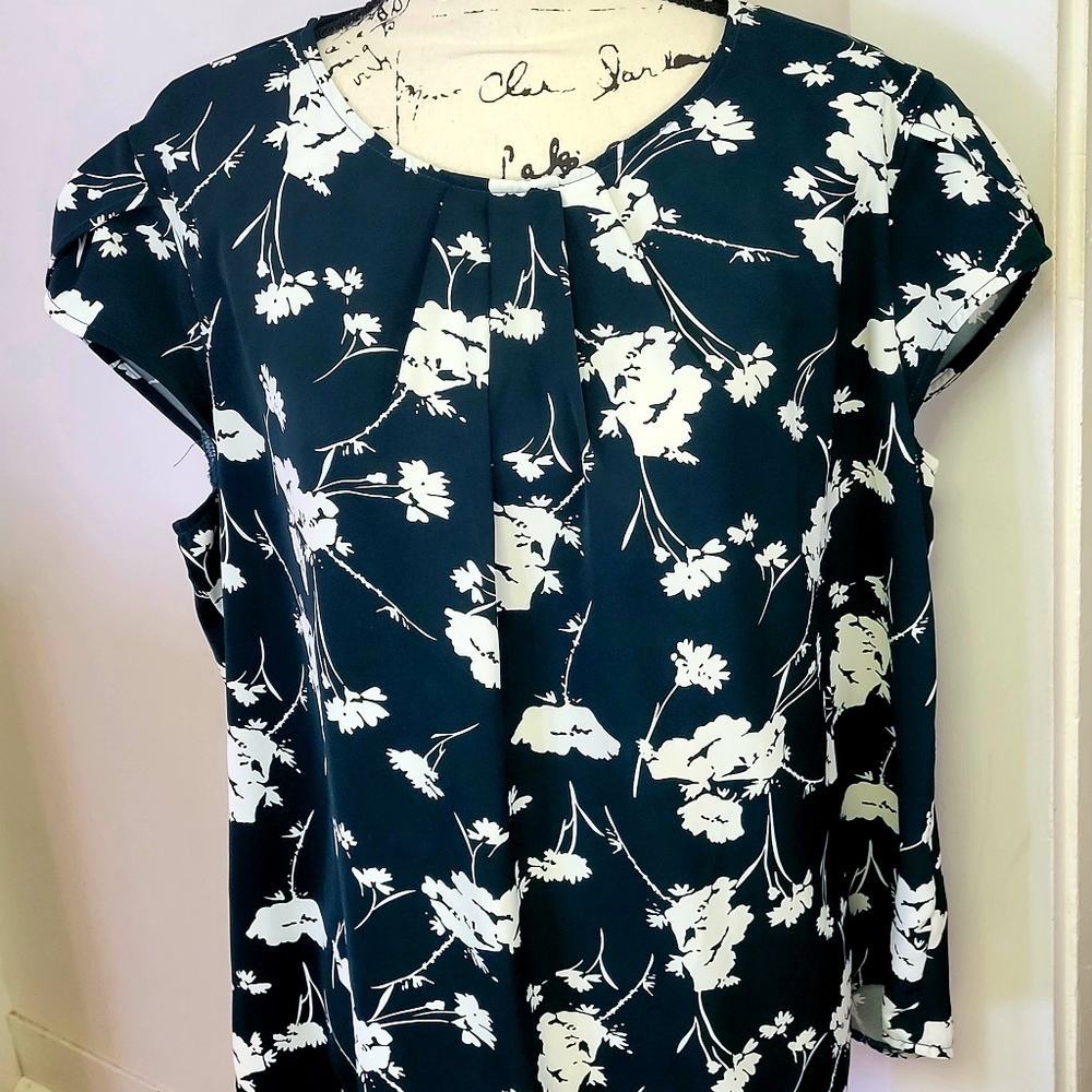 Ladies short sleeve top